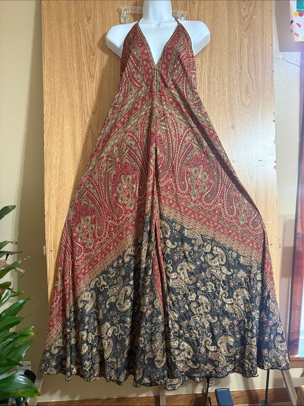 Cienna silki Paisley Halter Maxi Dress in Red and black